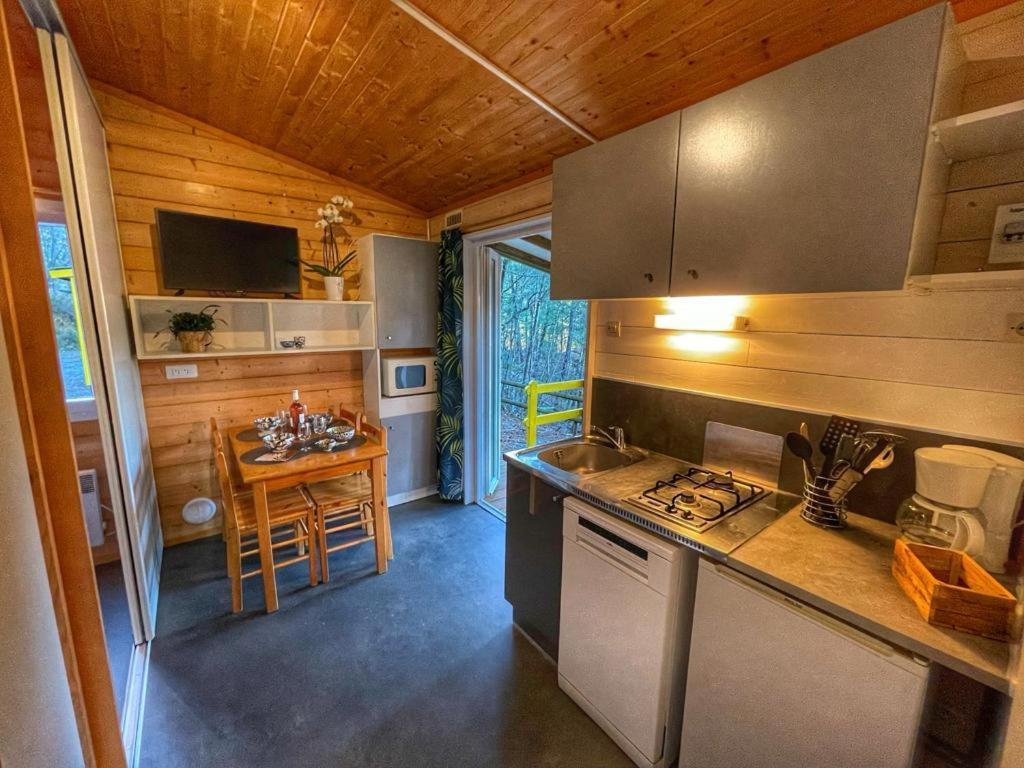 Village de Chalets Camping Bois Simonet Joyeuse Extérieur photo