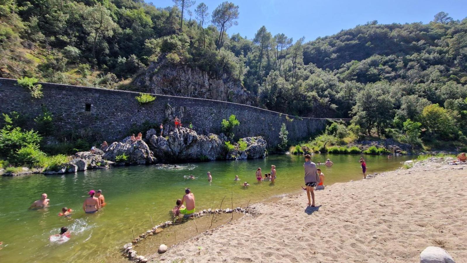 Village de Chalets Camping Bois Simonet Joyeuse Extérieur photo